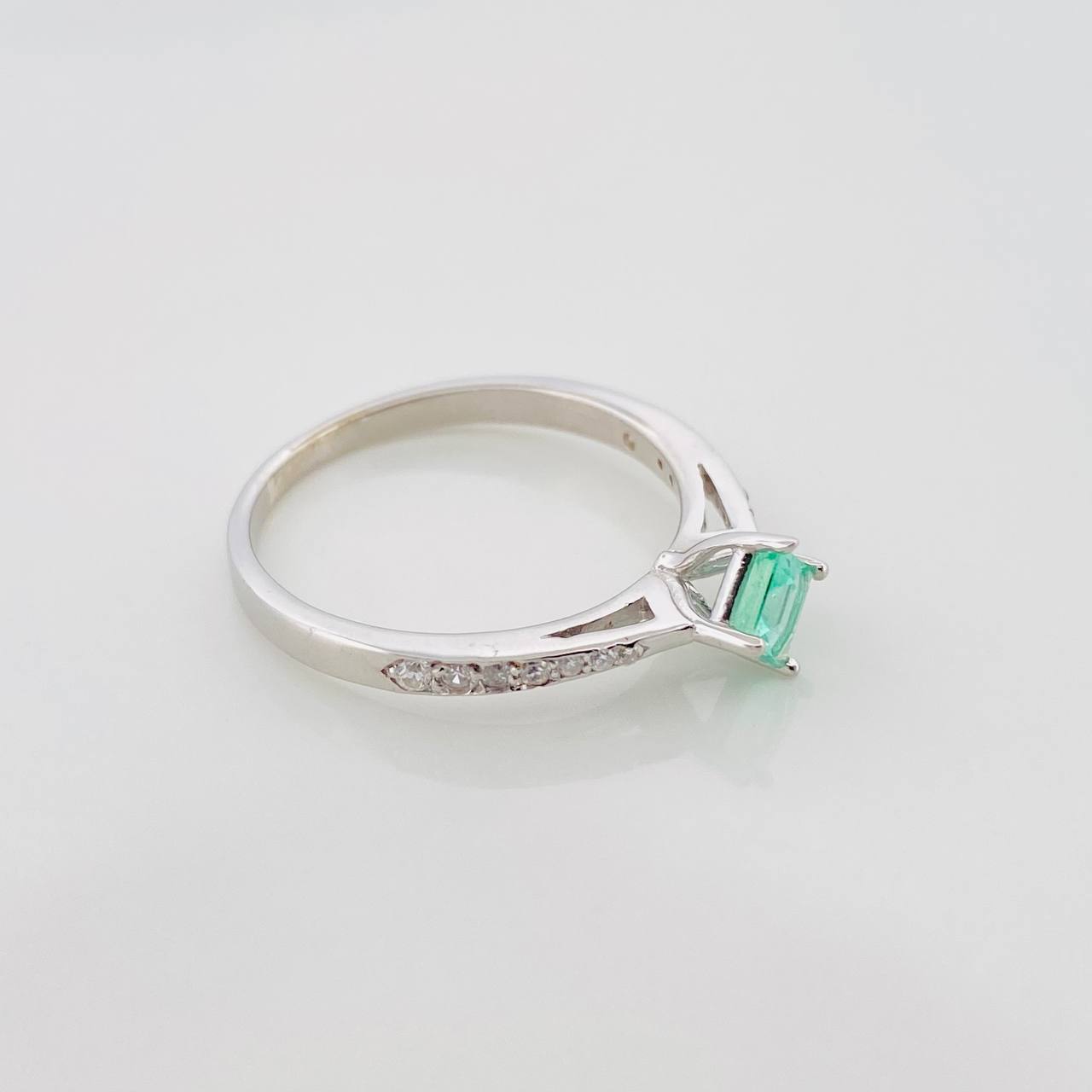 Anillo Solitario Cuatro Garras Esmeralda 32 Pts 1.75 g / T7 1/2 Plata 925