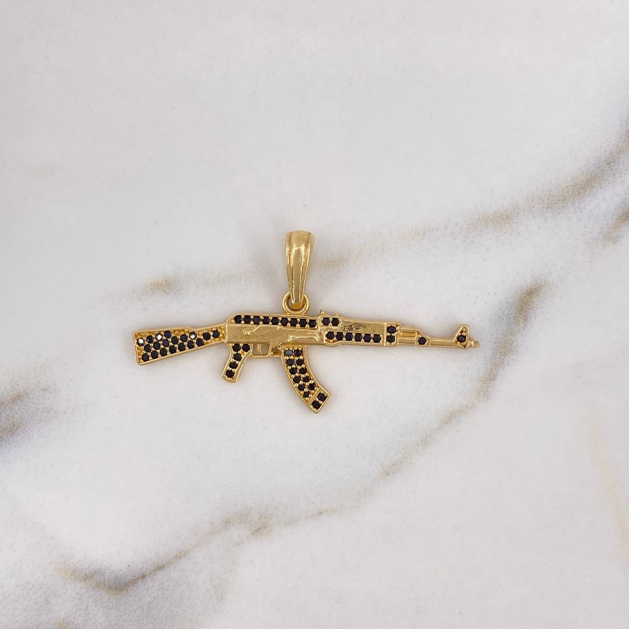 Dije Arma Fusil 3.5gr / 4.4cm / Circones Negros Oro Amarillo 18K $