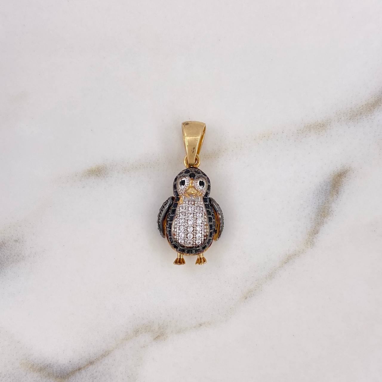 Dije Pingüino 3.8gr / 2.7cm / Circones Blancos Negros Dos Oros Amarillo Blanco 18K #