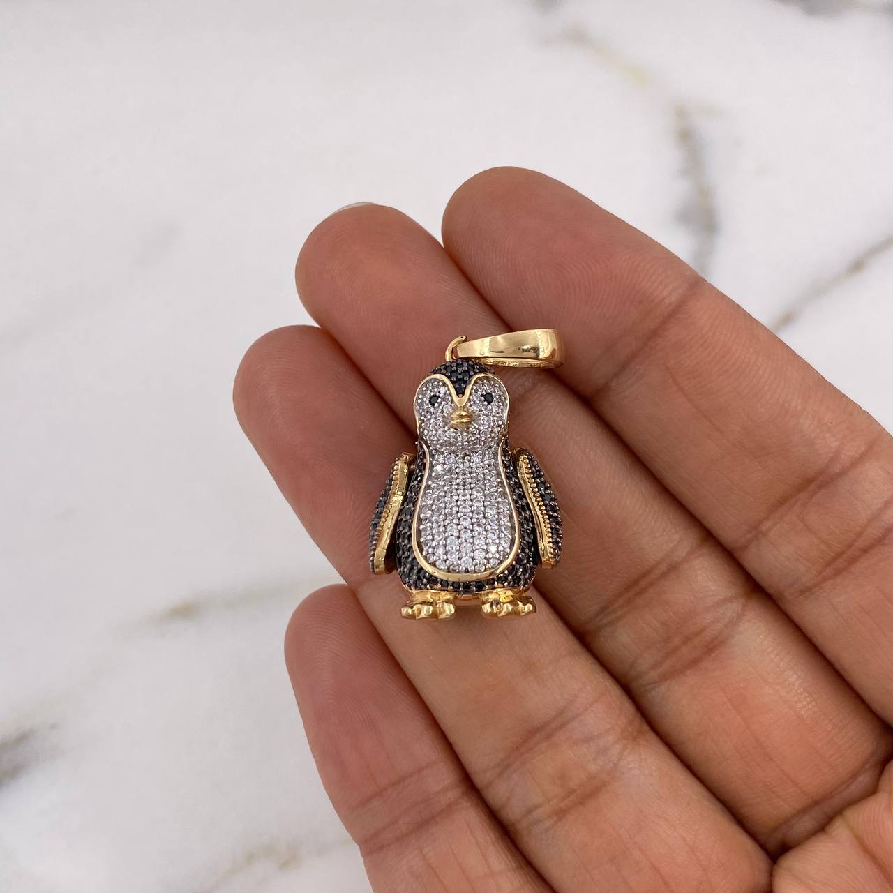 Dije Pingüino 9.35gr / 3.4cm / Circones Blancos Negros Dos Oros Amarillo Blanco 18K $