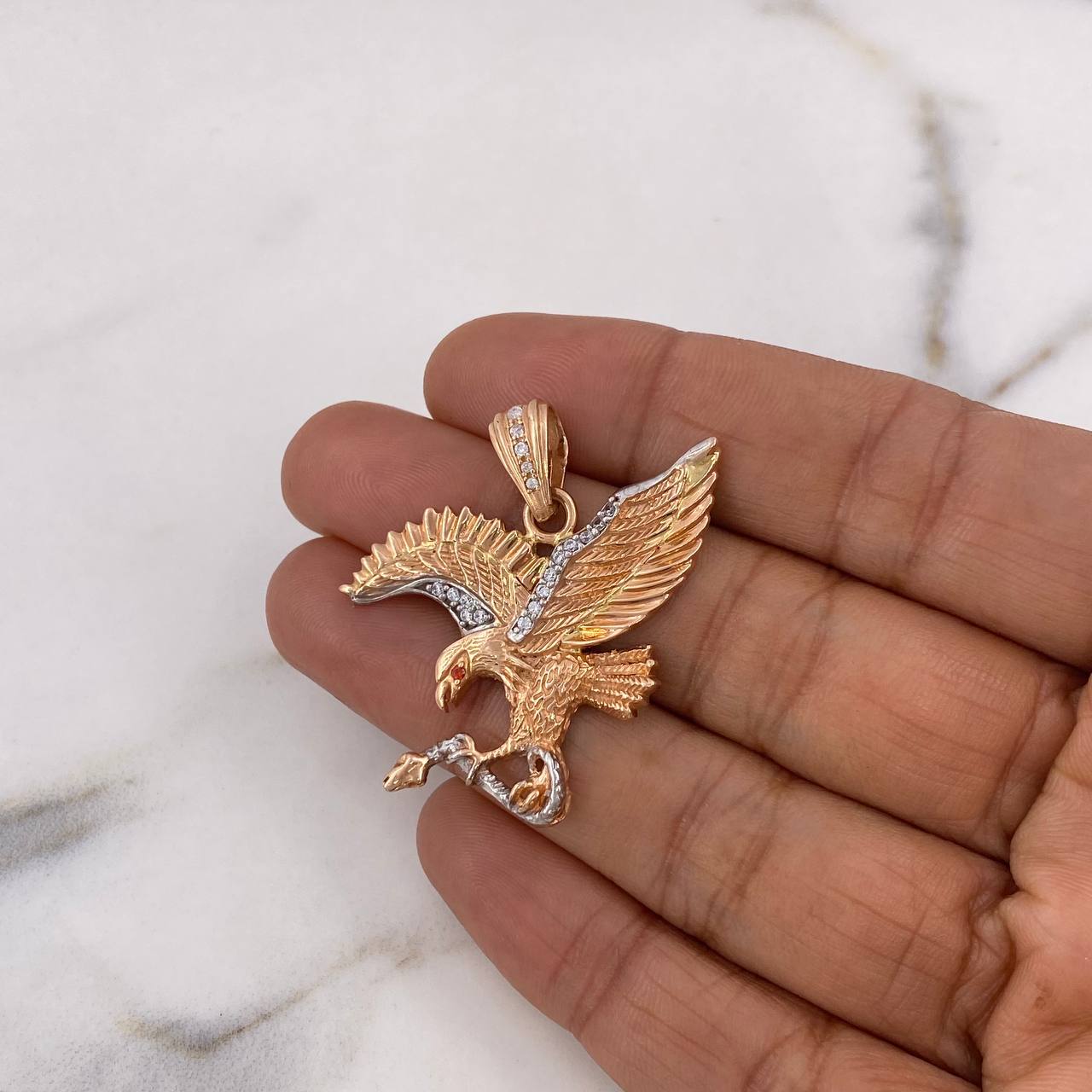 Dije Aguila 8.65gr / 3.8cm / Texturizada Circones Blancos Naranjas Dos Oros Blanco Rosa 18K #