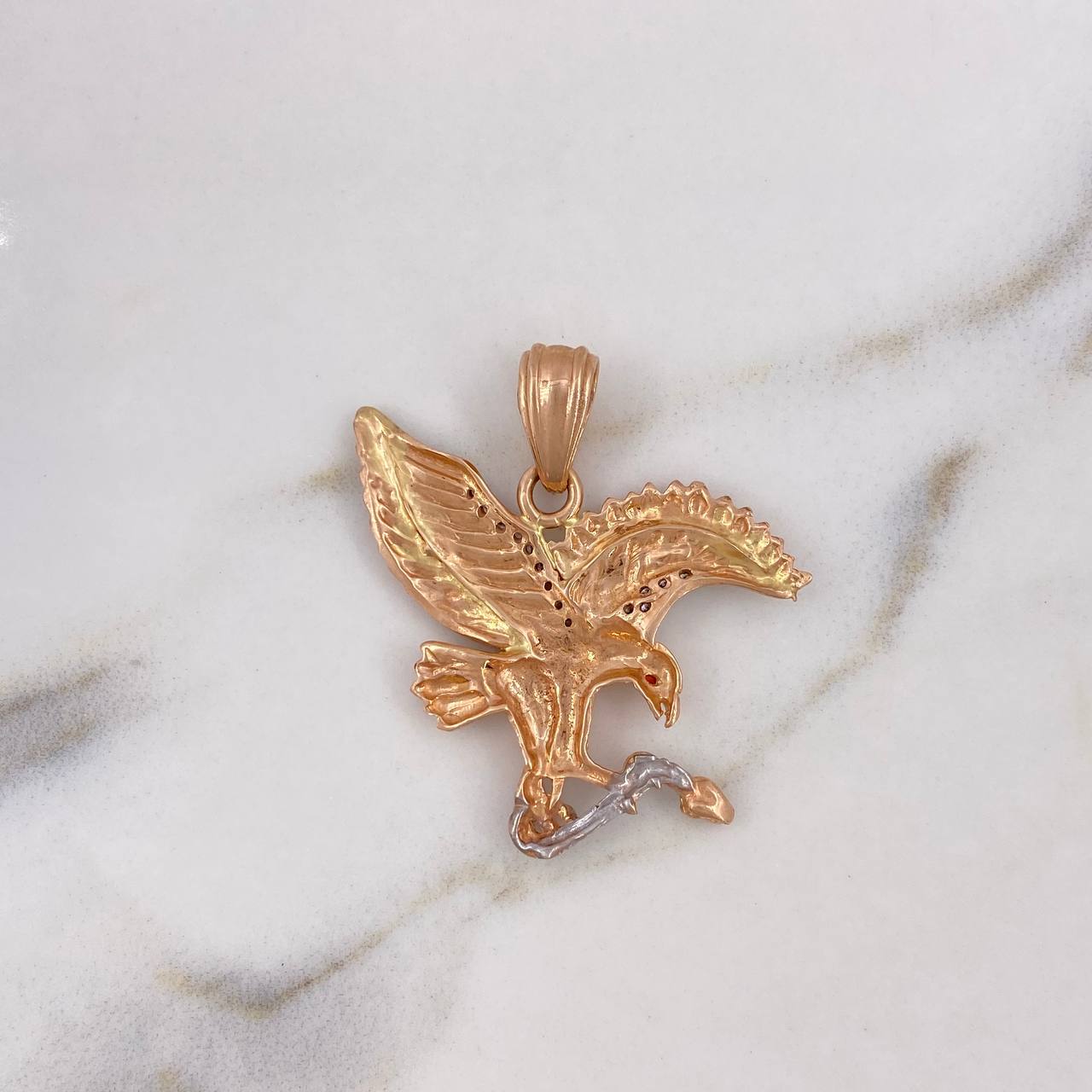 Dije Aguila 8.65gr / 3.8cm / Texturizada Circones Blancos Naranjas Dos Oros Blanco Rosa 18K #