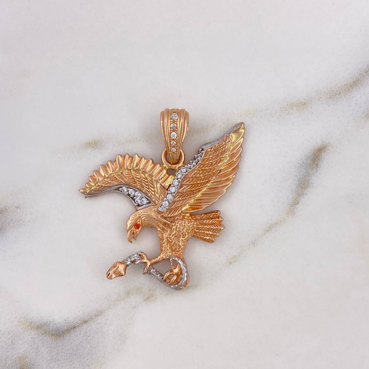 Dije Aguila 8.65gr / 3.8cm / Texturizada Circones Blancos Naranjas Dos Oros Blanco Rosa 18K #