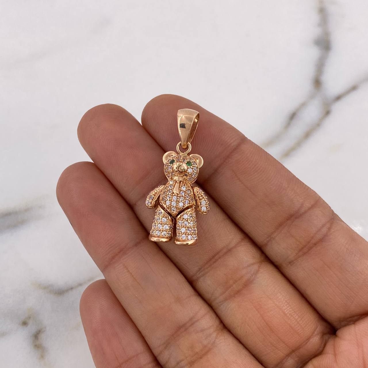Dije Oso Articulado 4.85gr / 2.9cm / Circones Blancos Verdes Oro Rosa 18K $