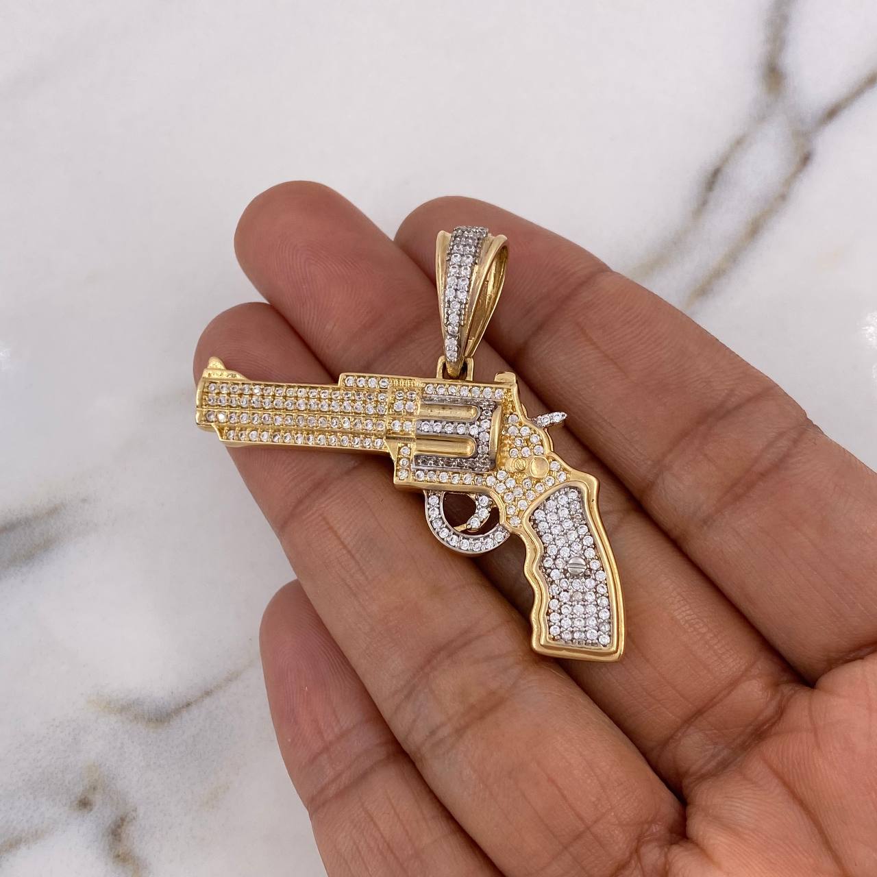 Dije Pistola 10gr / 4.7cm / Circones Blancos Negros Dos Oros Amarillo Blanco 18K #