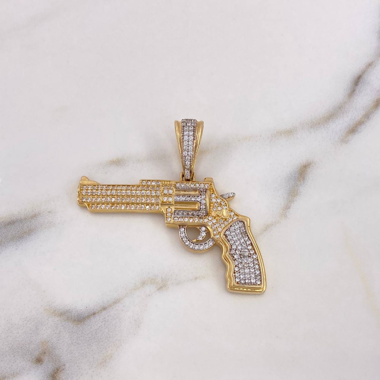 Dije Pistola 10gr / 4.7cm / Circones Blancos Negros Dos Oros Amarillo Blanco 18K #