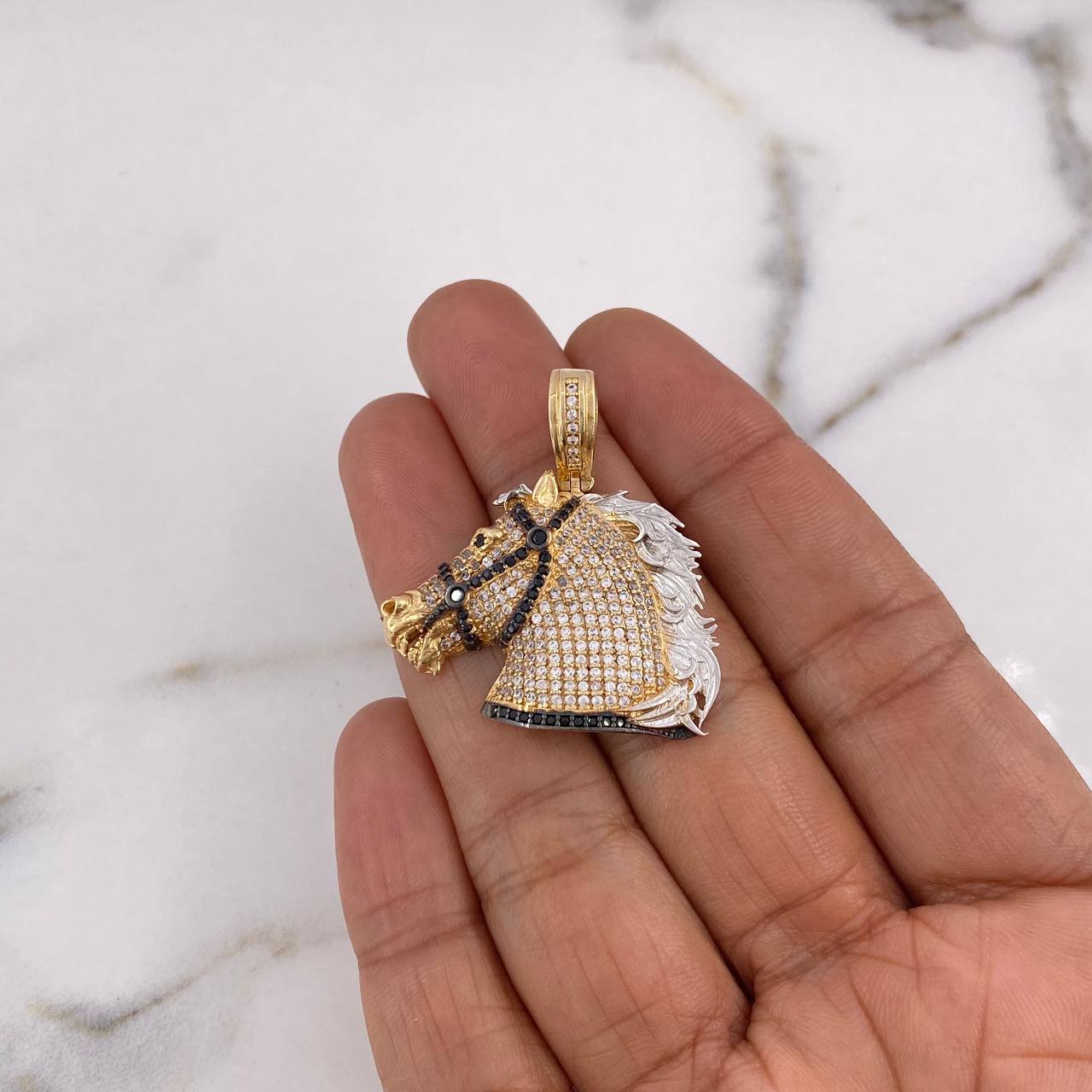 Dije Caballo 9.05gr / 3.3cm / Circones Blancos Negros Dos Oros Amarillo Blanco 18K $