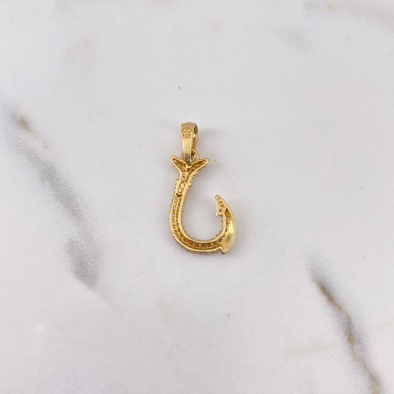 Dije Anzuelo 1.4gr / 2.7cm / Circones Blancos Oro Amarillo 18K $