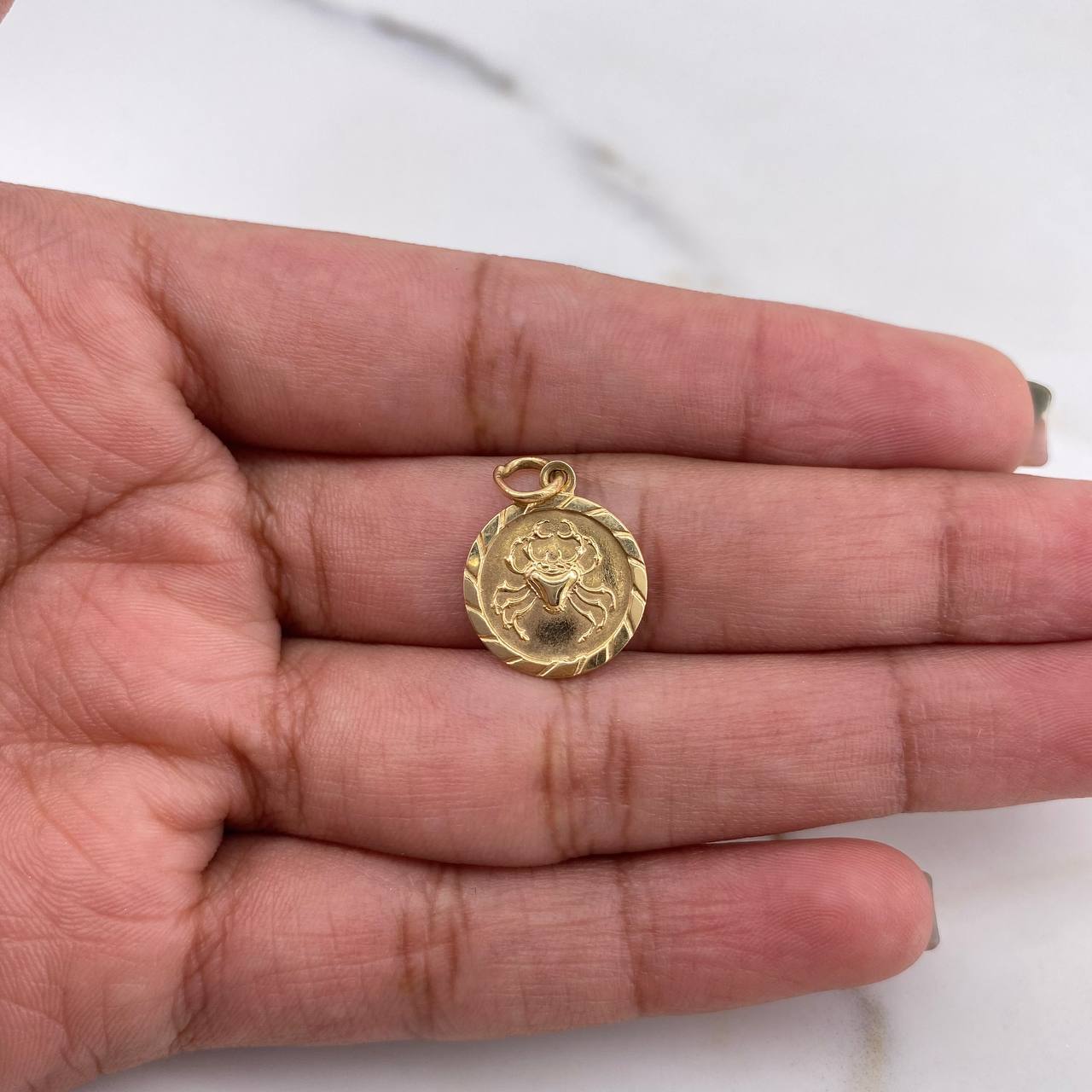 Dije Medalla Cangrejo 1.5gr / 1.9cm / Liso Oro Amarillo 18K $