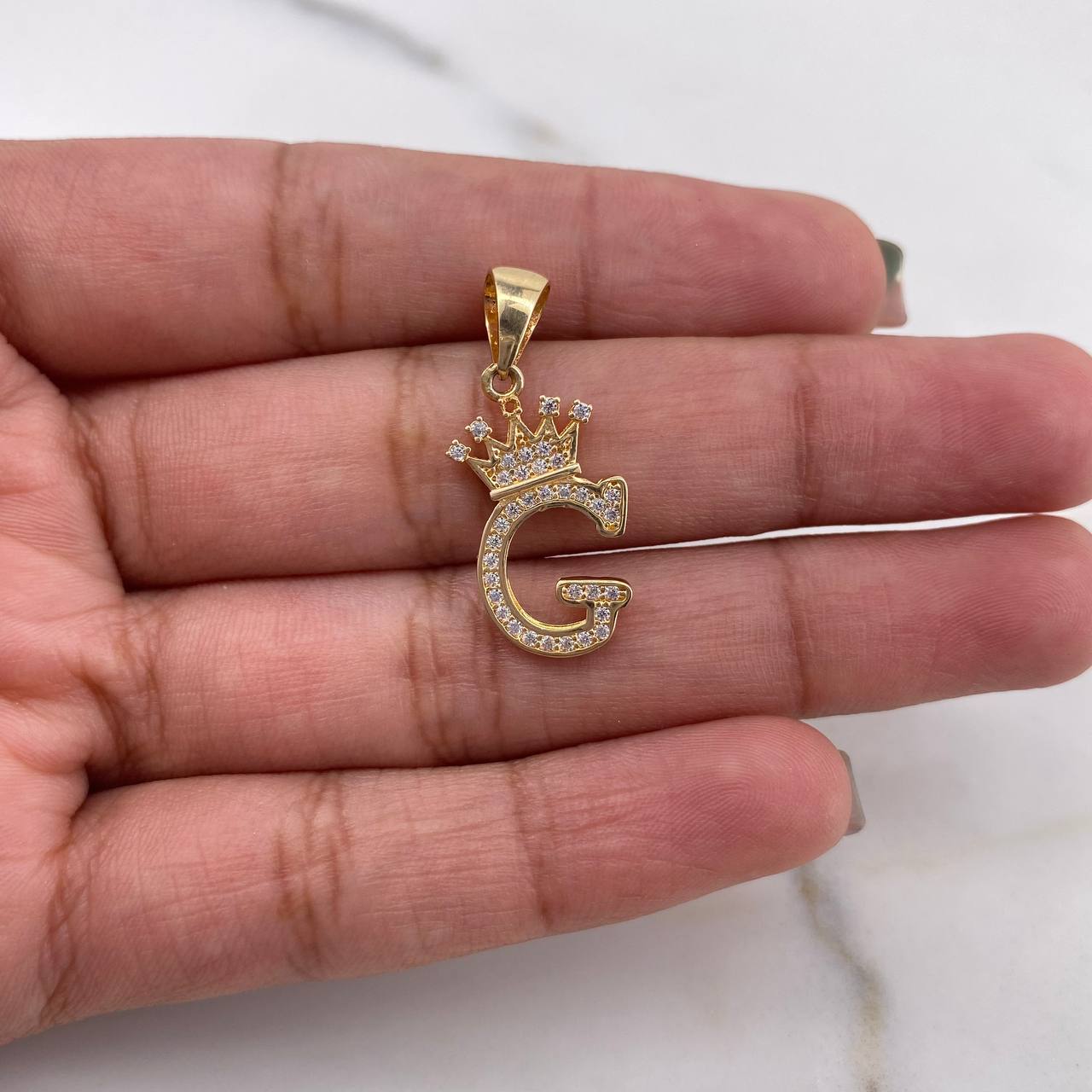 Dije Letra G Corona 1.75gr / 2.6cm / Circones Blancos Oro Amarillo 18K #