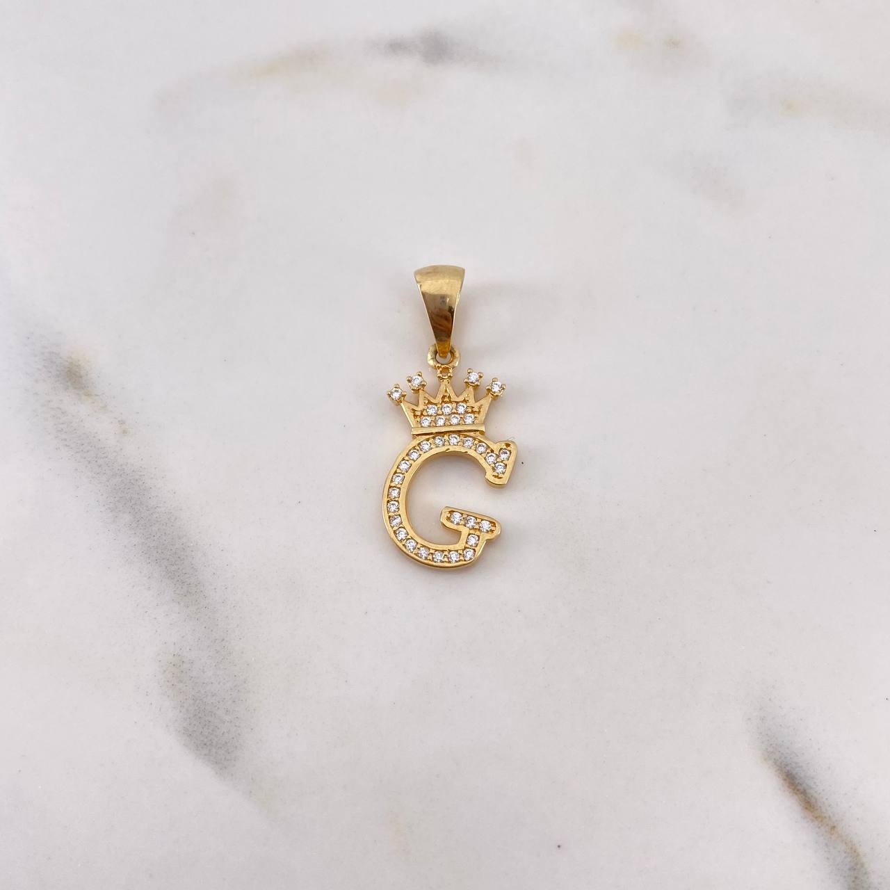Dije Letra G Corona 1.75gr / 2.6cm / Circones Blancos Oro Amarillo 18K #