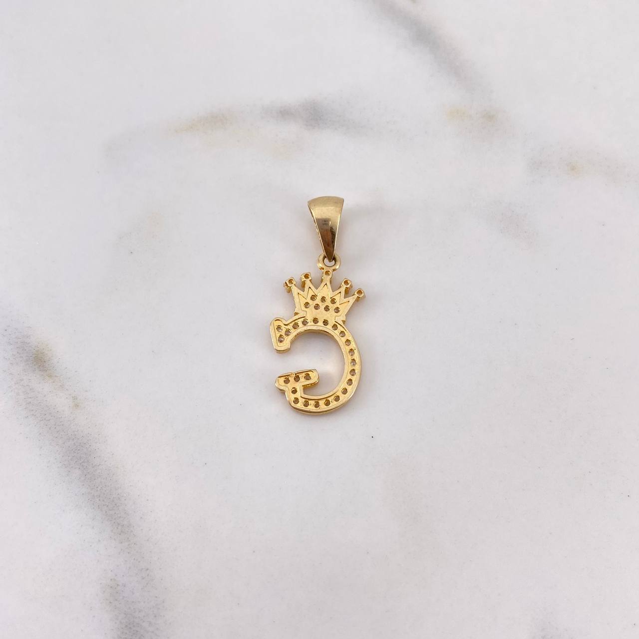 Dije Letra G Corona 1.75gr / 2.6cm / Circones Blancos Oro Amarillo 18K #