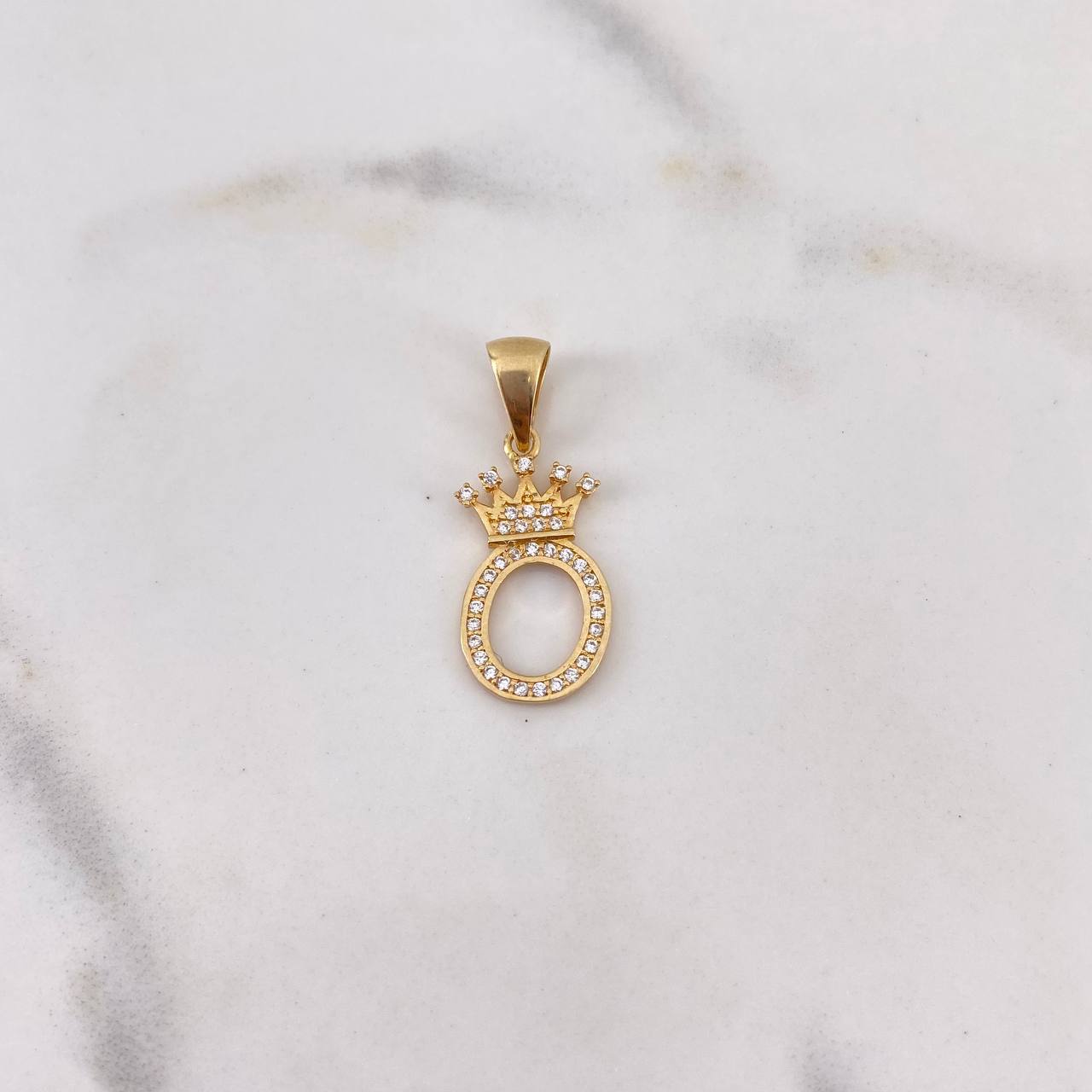 Dije Letra O Corona 1.45gr / 2.7cm / Circones Blancos Oro Amarillo 18K $
