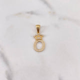 Dije Letra O Corona 1.45gr / 2.7cm / Circones Blancos Oro Amarillo 18K $