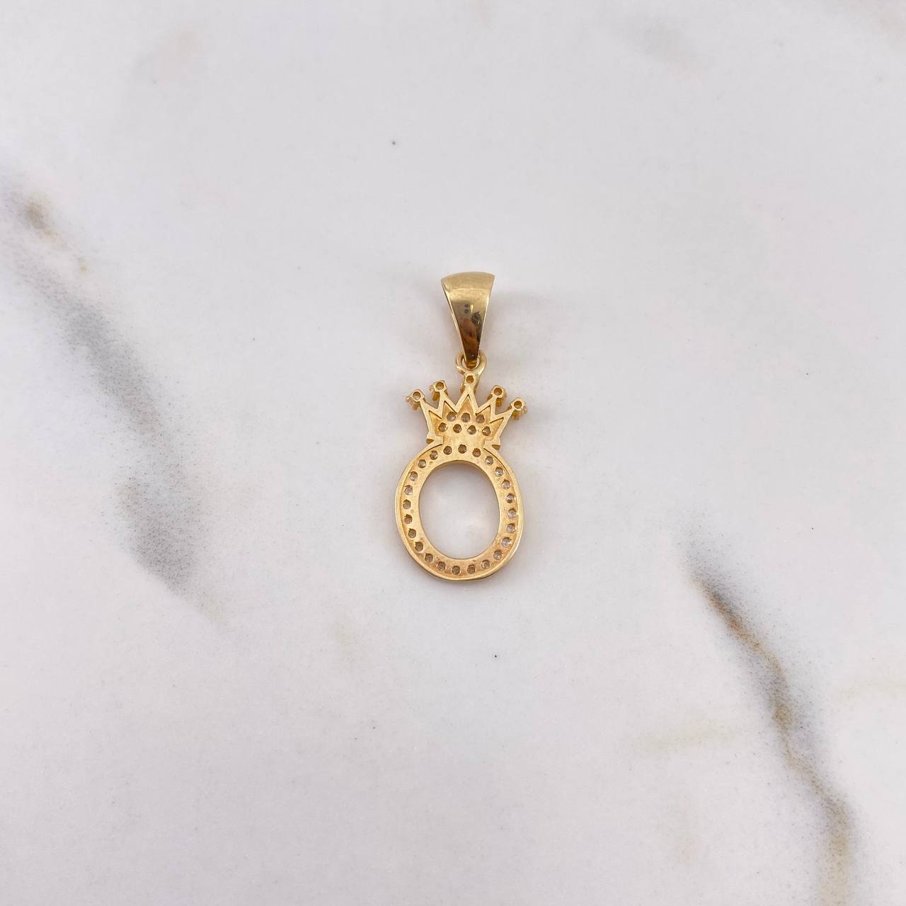 Dije Letra O Corona 1.45gr / 2.7cm / Circones Blancos Oro Amarillo 18K $