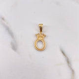 Dije Letra O Corona 1.45gr / 2.7cm / Circones Blancos Oro Amarillo 18K $