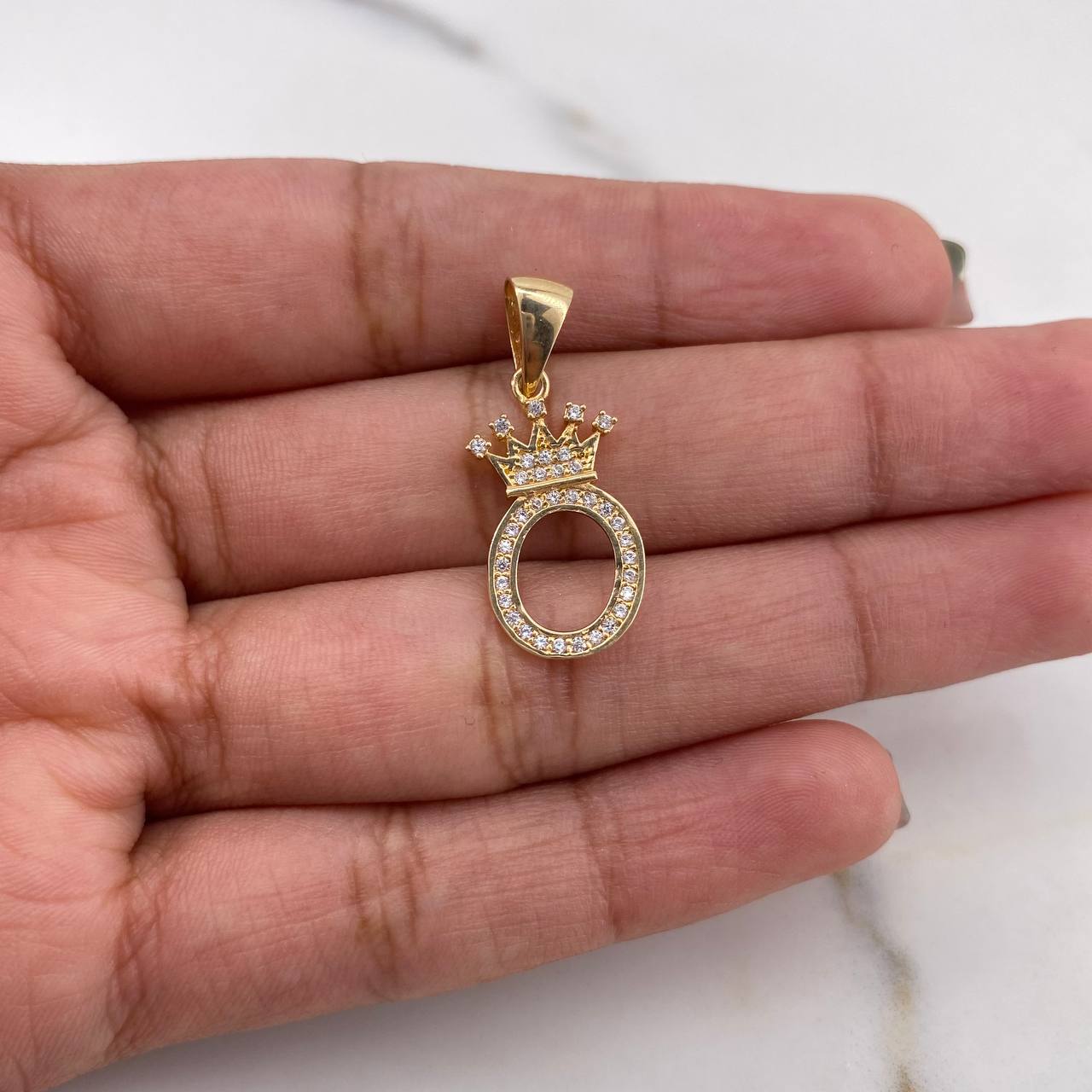 Dije Letra O Corona 1.45gr / 2.7cm / Circones Blancos Oro Amarillo 18K $
