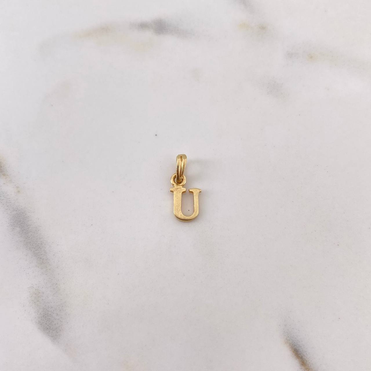 Dije Letra U 0.5gr / 1.4cm / Liso Oro Amarillo 18K $