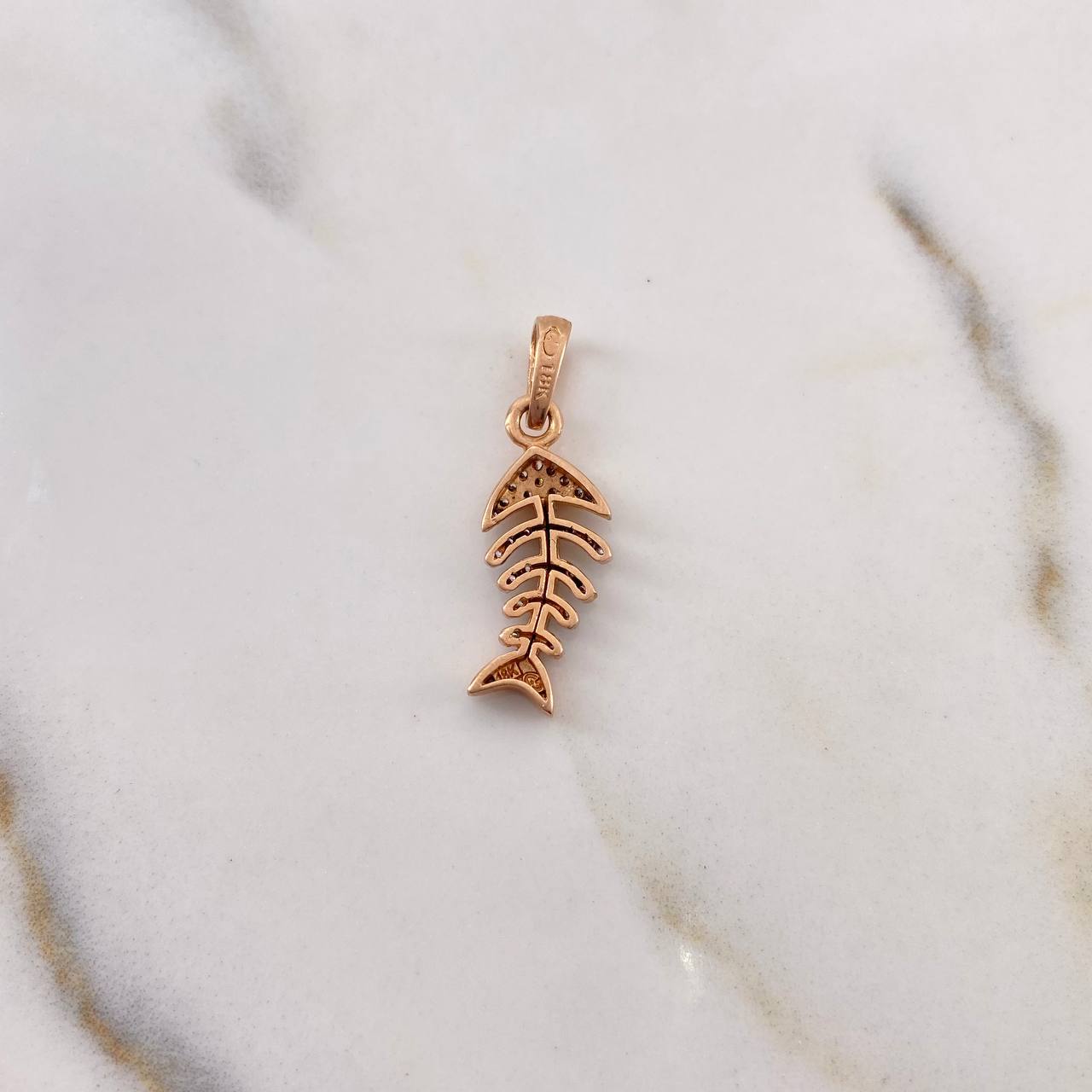 Dije Pez Esqueleto 1.9gr / 2.5cm / Circones Blancos Dos Oros Blanco Rosa 18K $