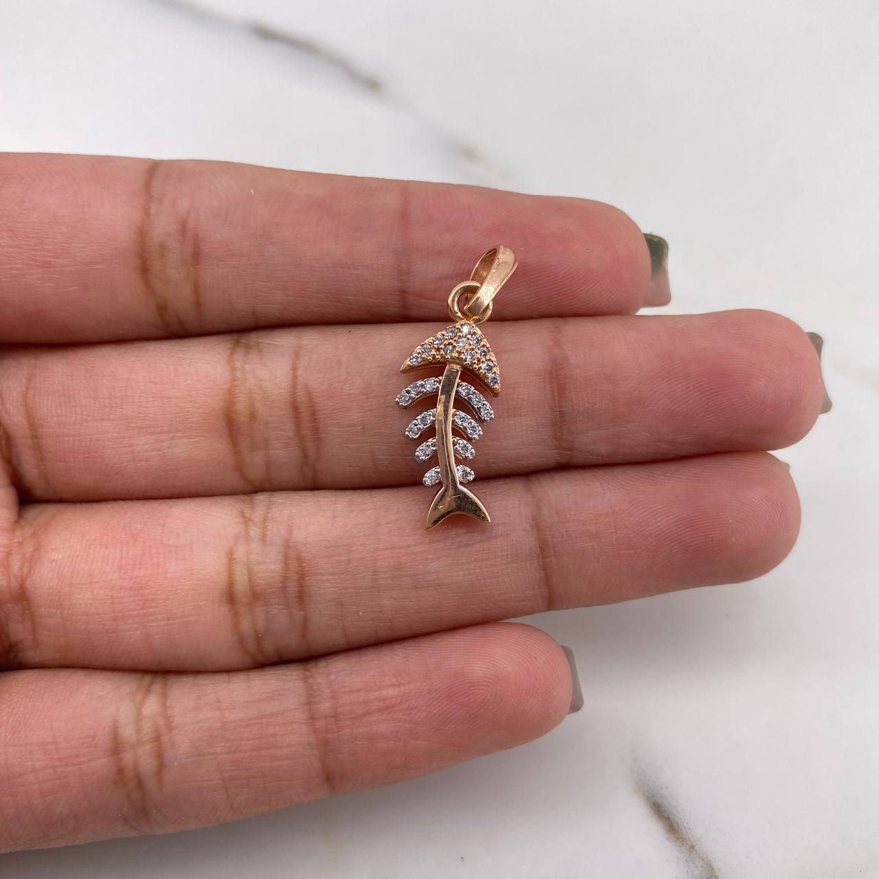 Dije Pez Esqueleto 1.9gr / 2.5cm / Circones Blancos Dos Oros Blanco Rosa 18K $
