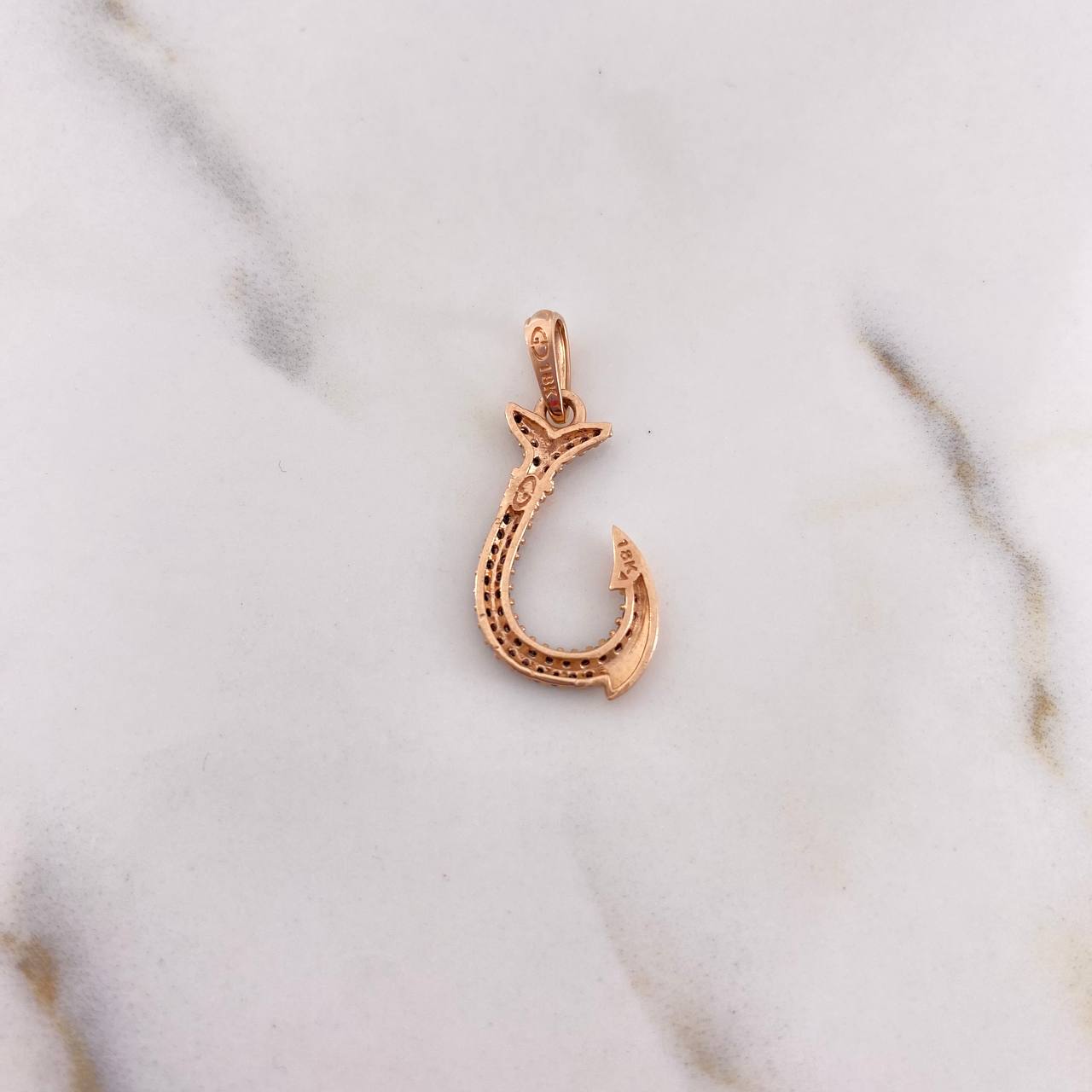Dije Anzuelo 1.3gr / 2.7cm / Circones Negros Oro Rosa 18K $