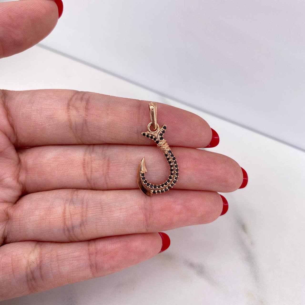 Dije Anzuelo 1.3gr / 2.7cm / Circones Negros Oro Rosa 18K $