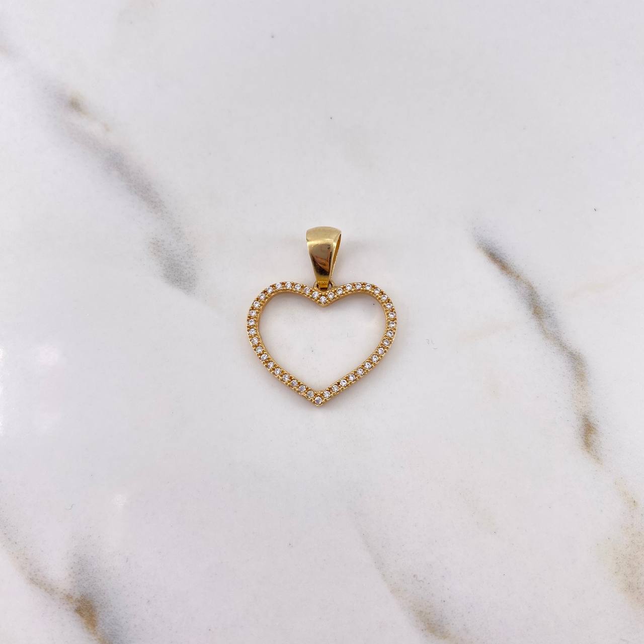 Dije Silueta Corazon 1.75gr / 2.5cm / Circones Blancos Oro Amarillo 18K #