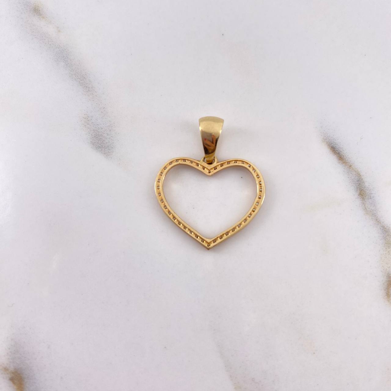 Dije Silueta Corazon 1.75gr / 2.5cm / Circones Blancos Oro Amarillo 18K #