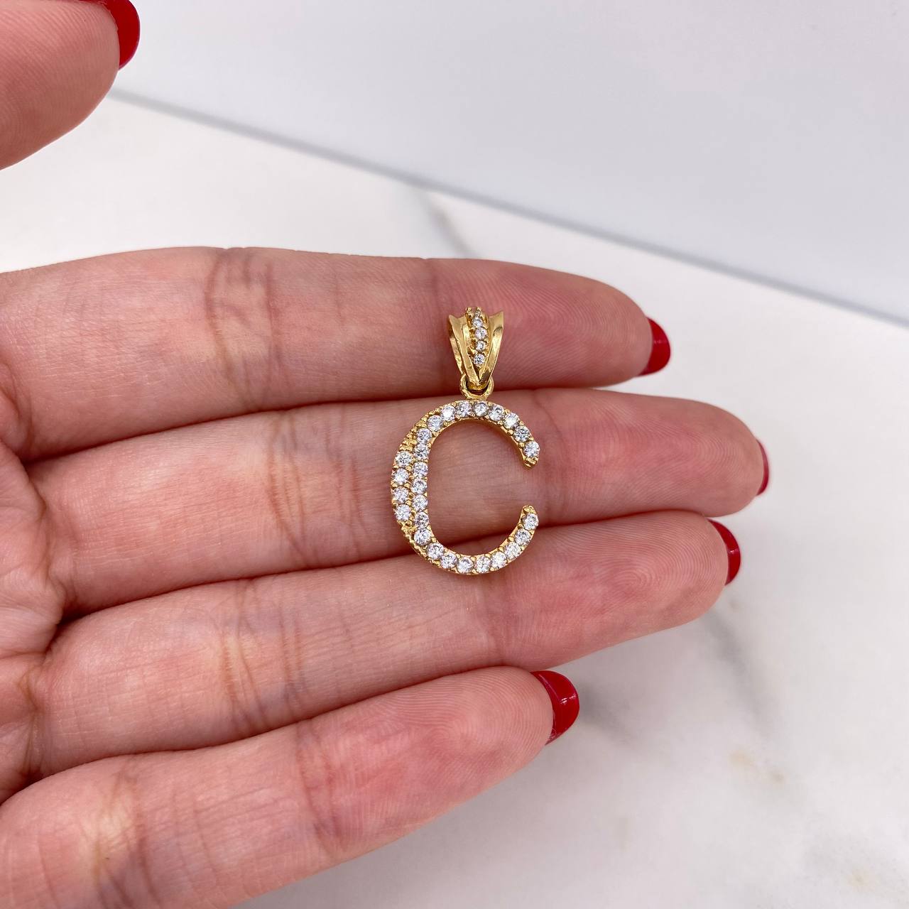 Dije Letra C 2.5gr / 2.5cm / Circones Blancos Oro Amarillo 18K $