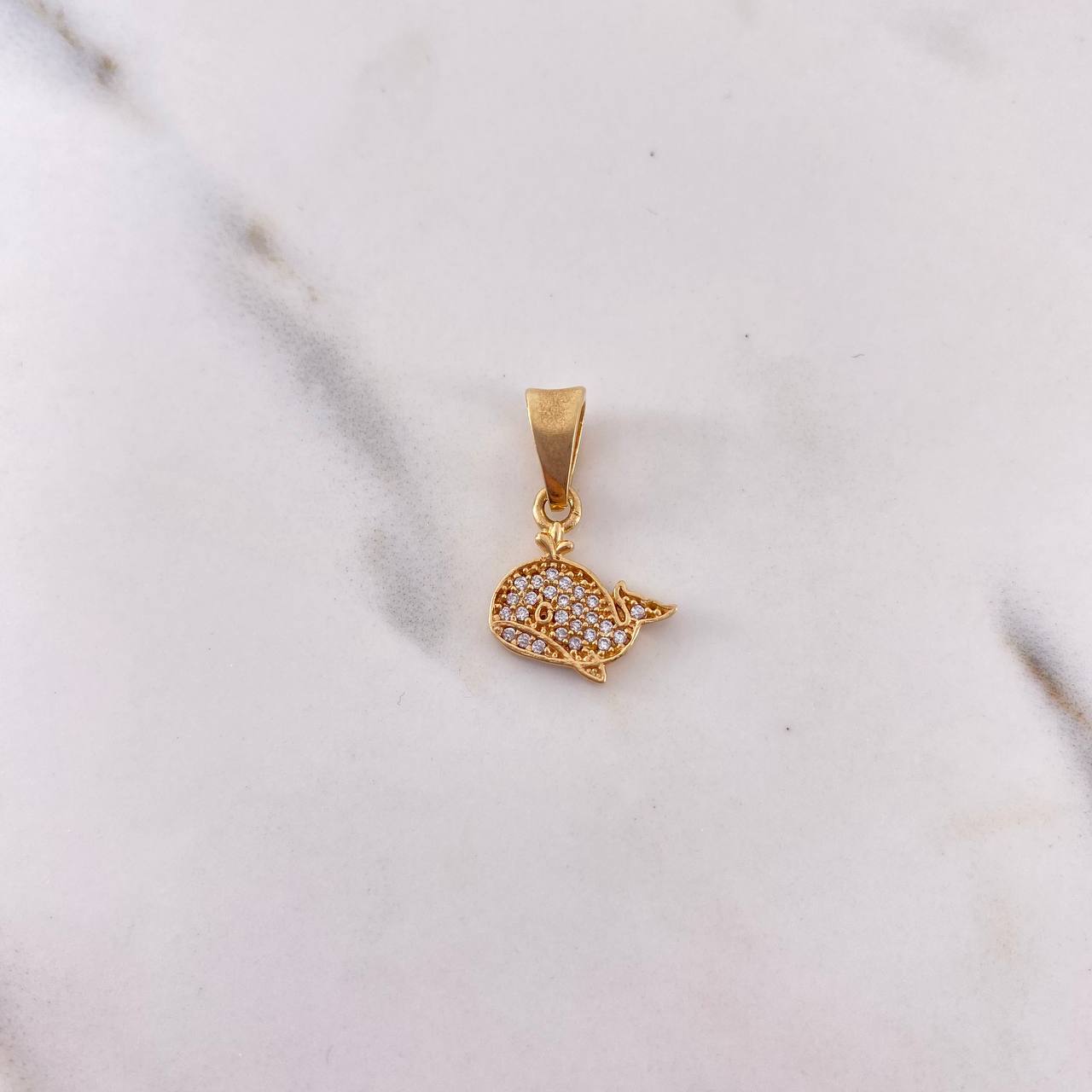 Dije Ballena 2.05gr / 2cm / Circones Blancos Oro Amarillo 18K $