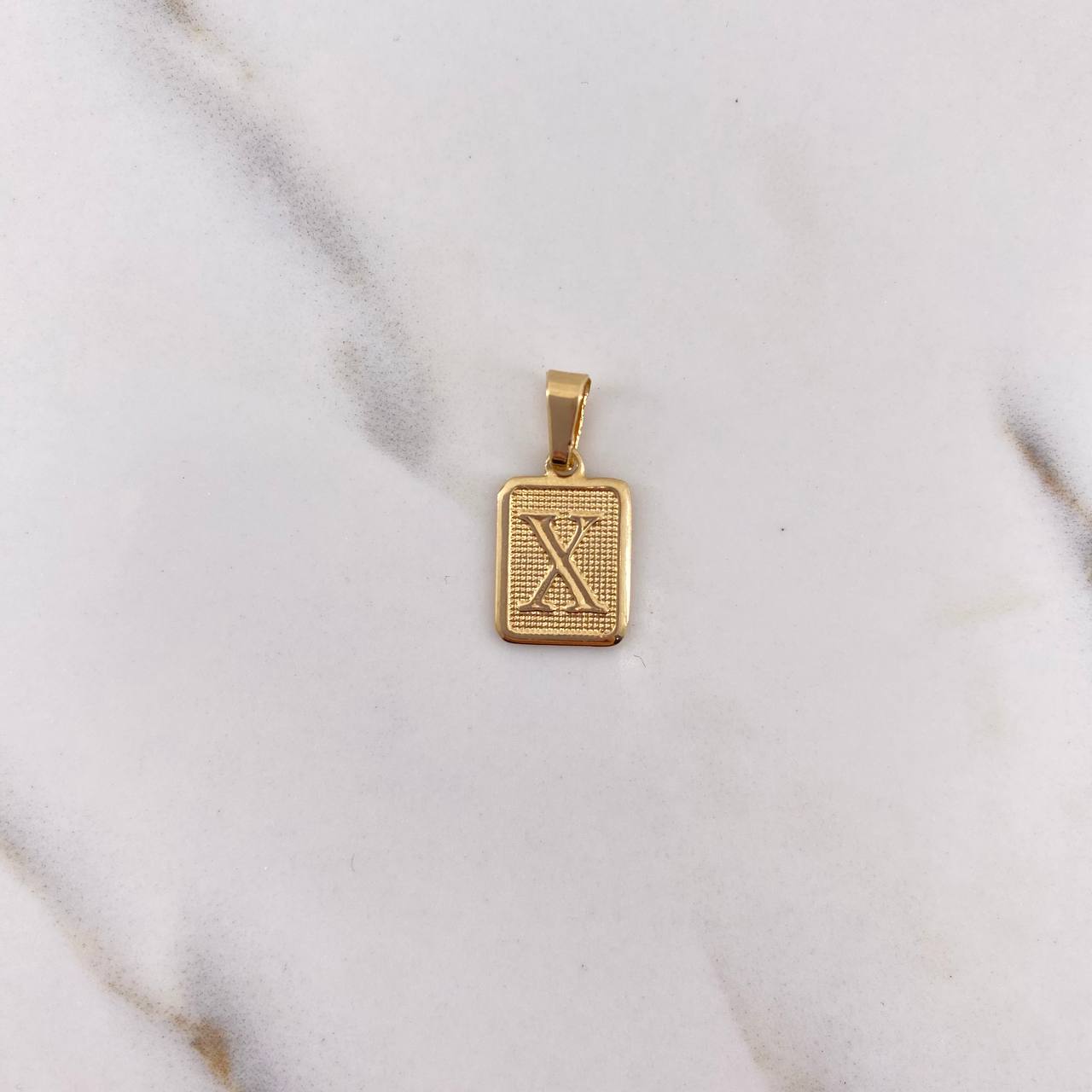 Dije Placa Letra X 0.95gr / 1.9cm / Marco Liso Oro Amarillo 18K #