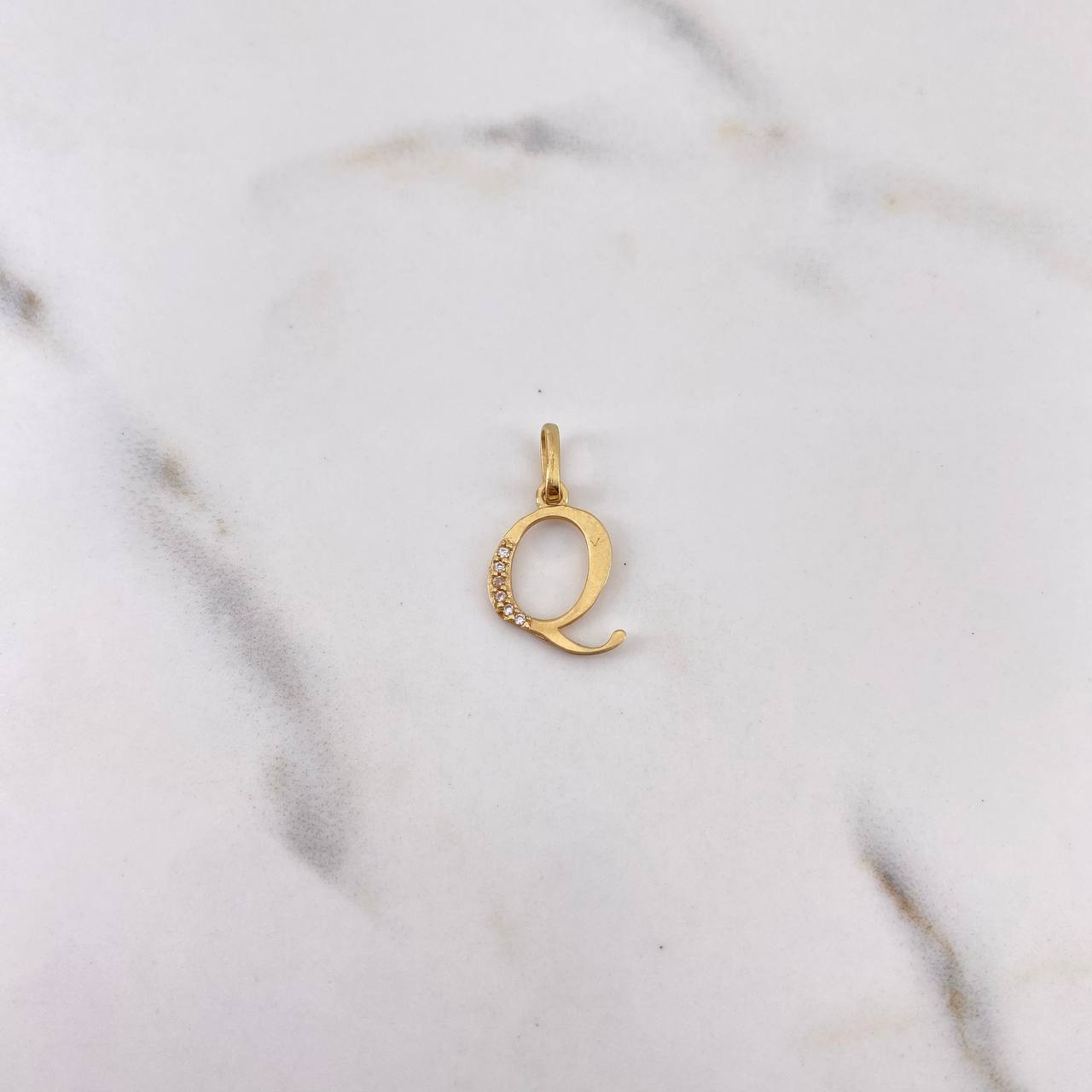 Dije Letra Q 0.7gr / 2cm / Circones Blancos Oro Amarillo 18K $