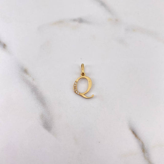 Dije Letra Q 0.7gr / 2cm / Circones Blancos Oro Amarillo 18K $