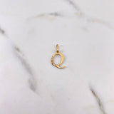 Dije Letra Q 0.7gr / 2cm / Circones Blancos Oro Amarillo 18K $