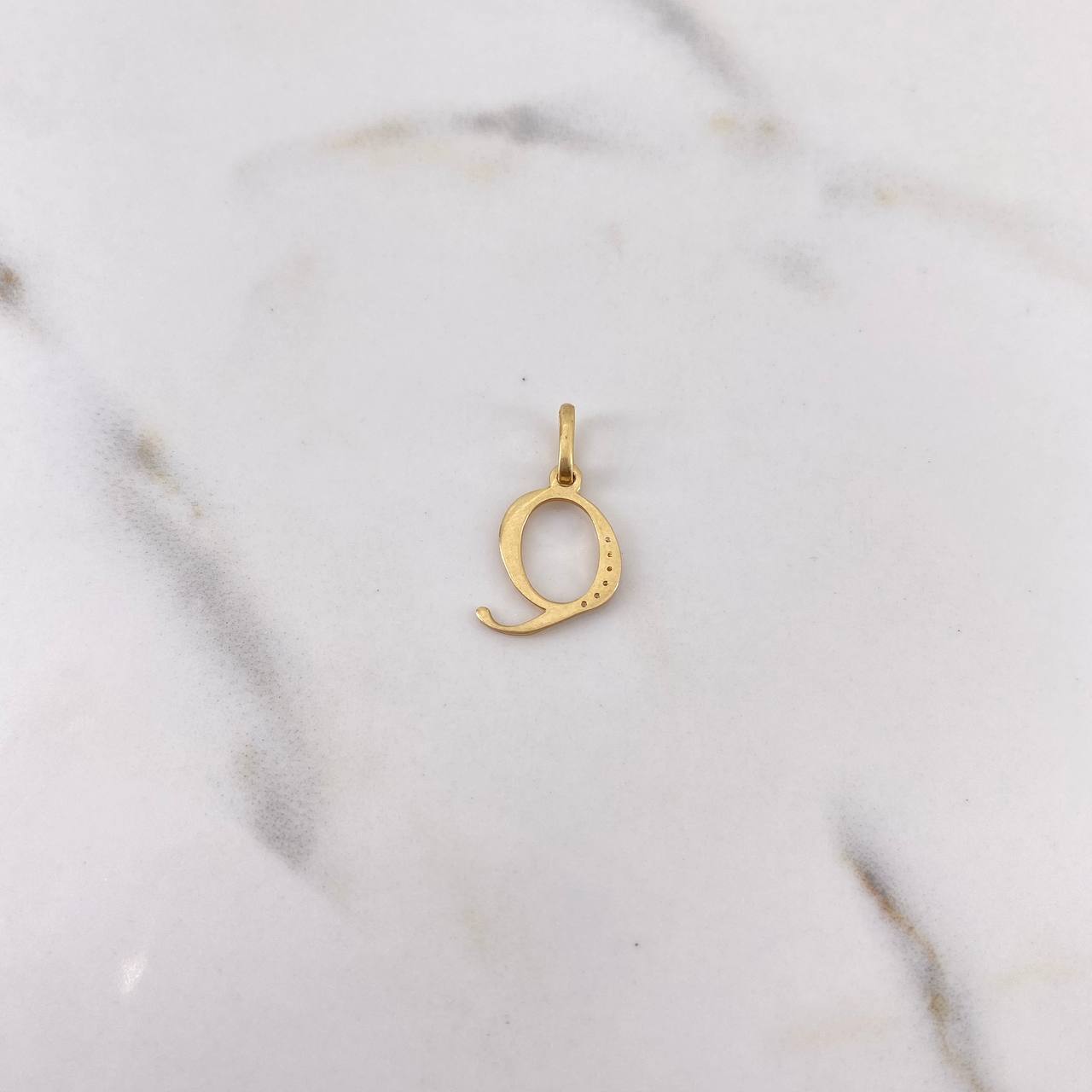 Dije Letra Q 0.7gr / 2cm / Circones Blancos Oro Amarillo 18K $