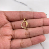 Dije Letra Q 0.7gr / 2cm / Circones Blancos Oro Amarillo 18K $