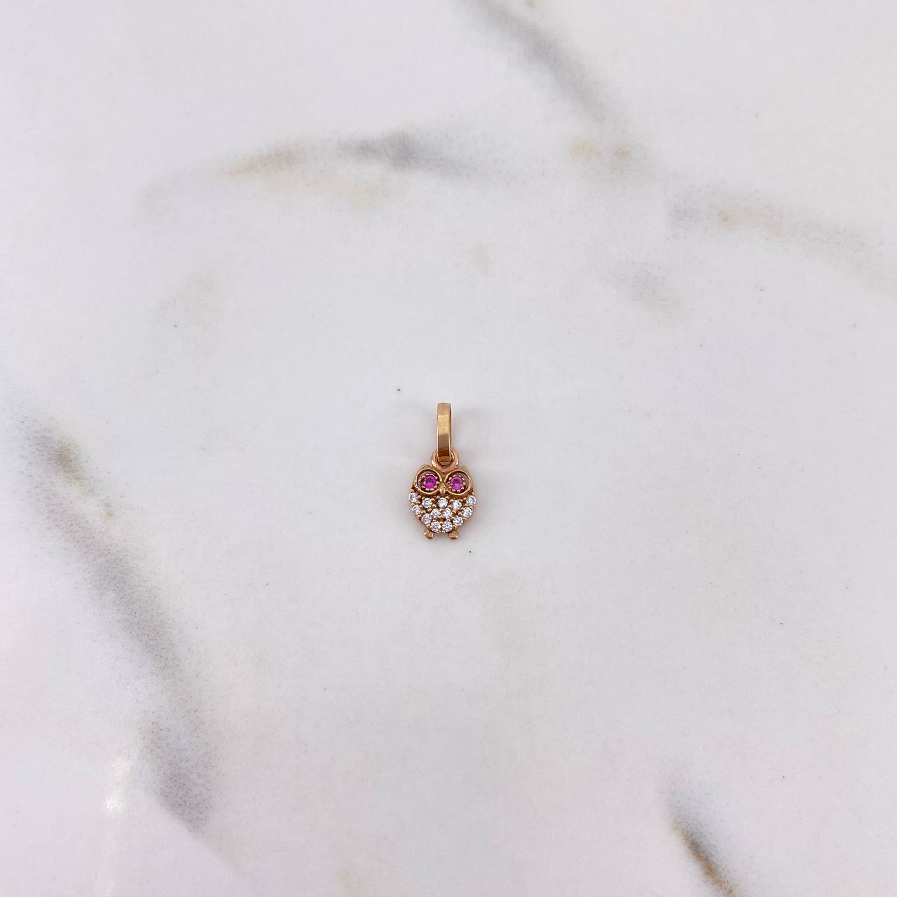Dije Buho 0.45gr / 1.3cm / Circones Fucsias Blancos Oro Rosa 18K $