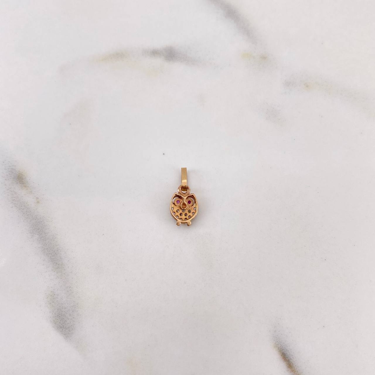 Dije Buho 0.45gr / 1.3cm / Circones Fucsias Blancos Oro Rosa 18K $