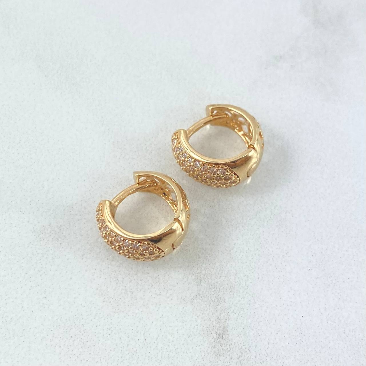 Candongas Basteadas 3.8gr / 1.2cm / Circones Blancos - Filigrana Lateral Oro Amarillo 18K