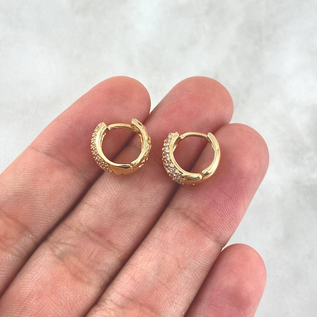 Candongas Basteadas 3.8gr / 1.2cm / Circones Blancos - Filigrana Lateral Oro Amarillo 18K