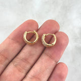 Candongas Basteadas 3.8gr / 1.2cm / Circones Blancos - Filigrana Lateral Oro Amarillo 18K