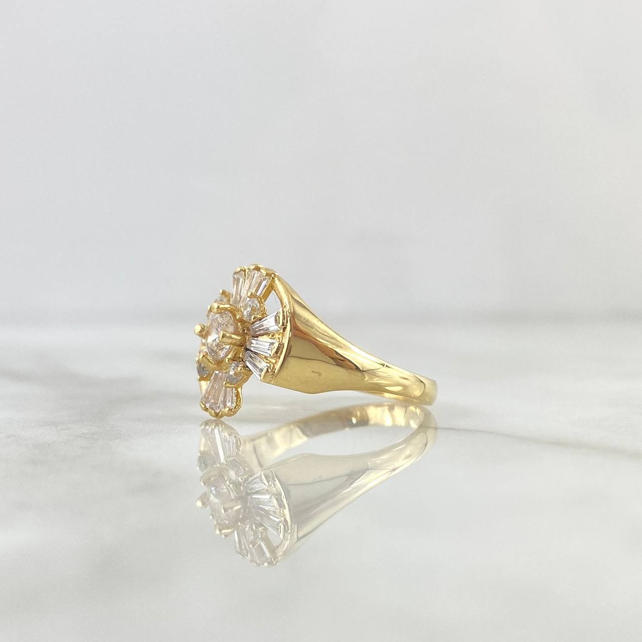 Anillo Flor Basteada 5.8gr / T7 1/4 / Circones Blancos Oro Amarillo 18K *