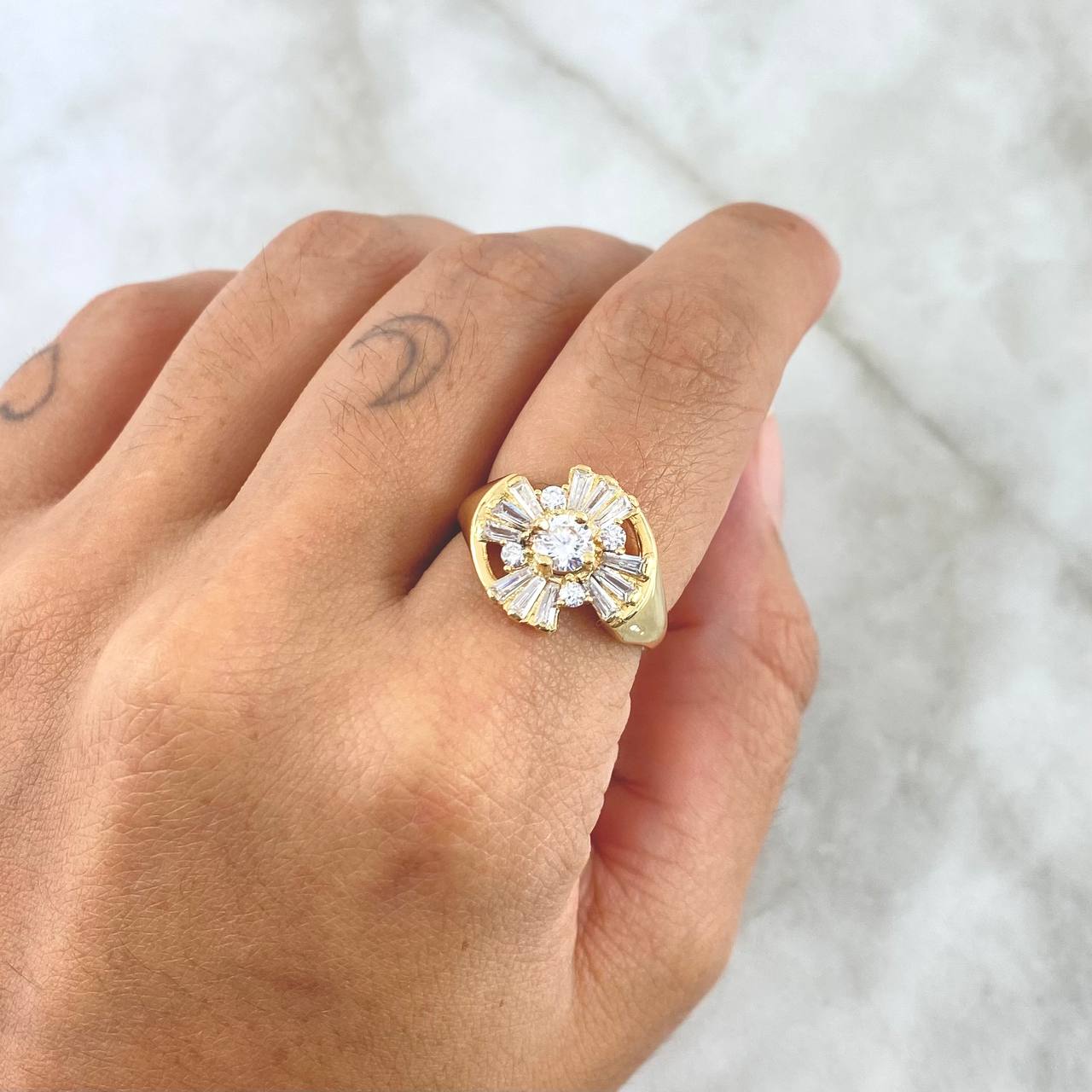 Anillo Flor Basteada 5.8gr / T7 1/4 / Circones Blancos Oro Amarillo 18K *