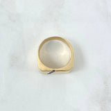 Anillo Sello Línea Intermedia Diagonal 8.6gr / T10 1/4 / Circones Azules Oro Amarillo 18K
