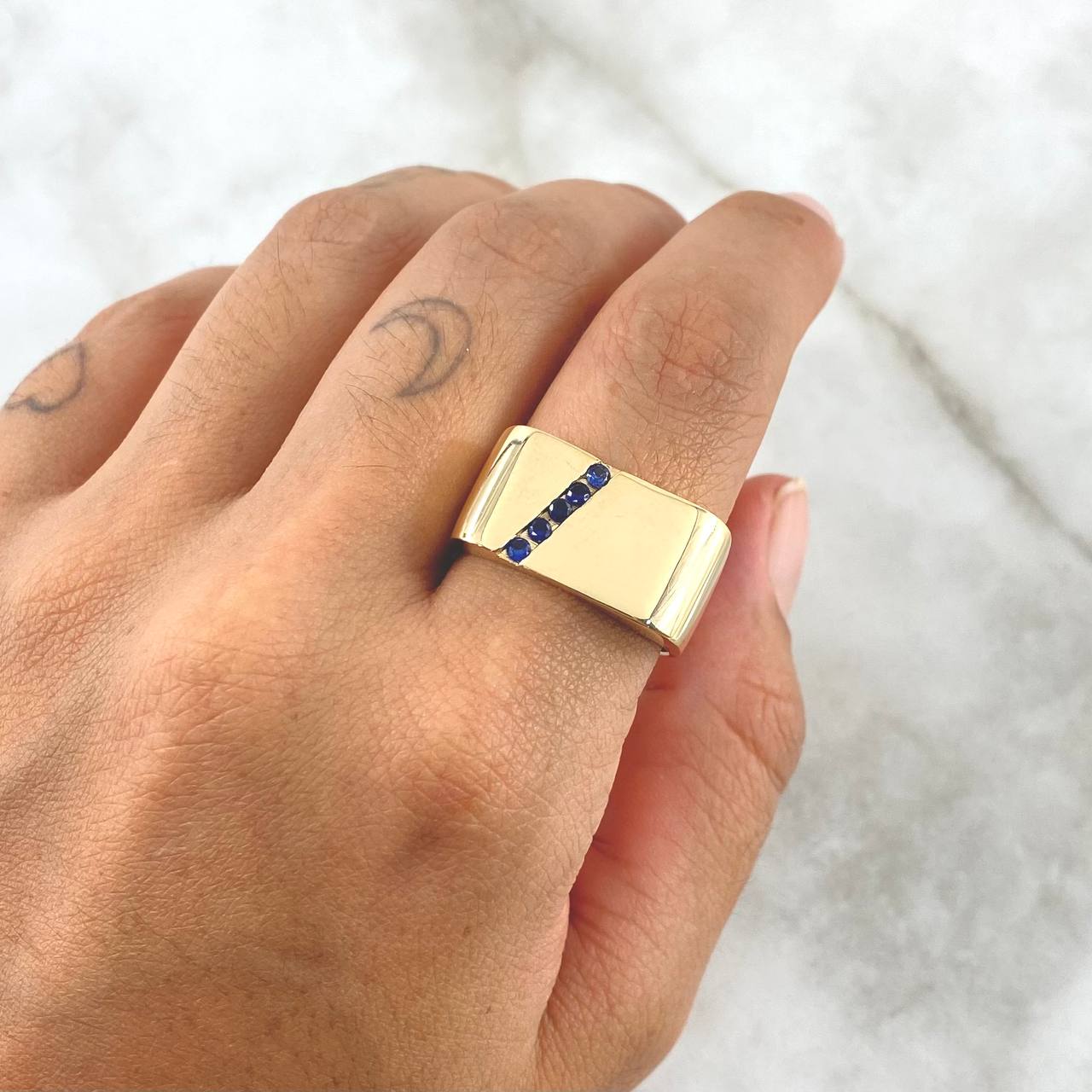 Anillo Sello Línea Intermedia Diagonal 8.6gr / T10 1/4 / Circones Azules Oro Amarillo 18K