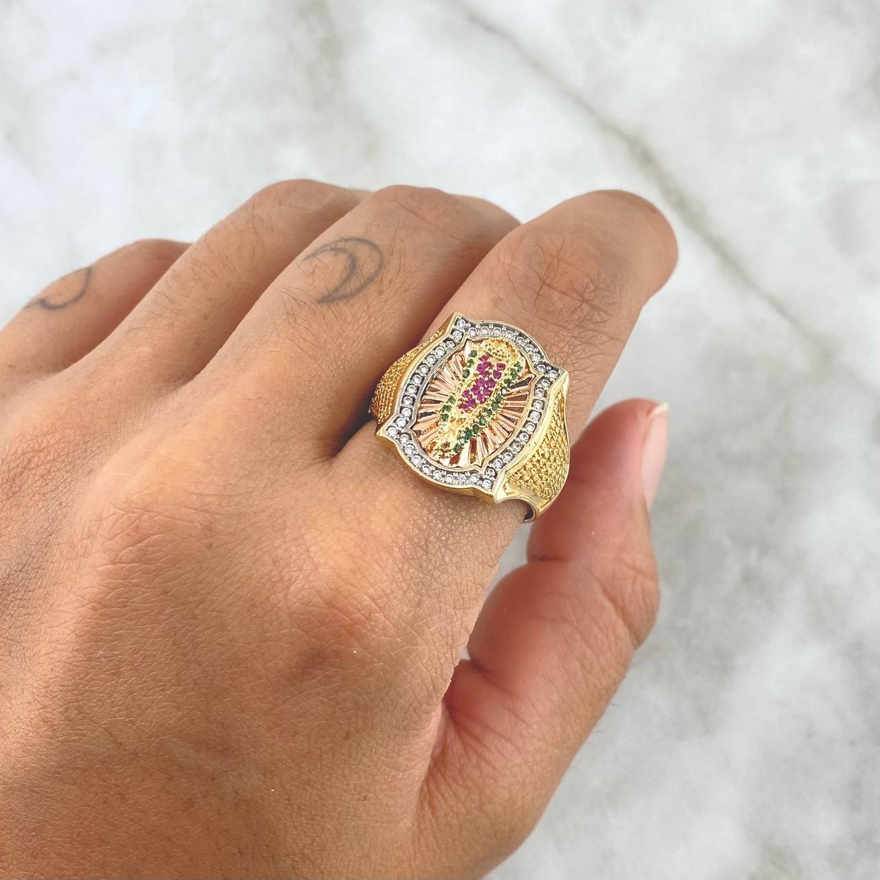 Anillo Marco Virgen Guadalupe 10gr / T10 1/4 / Circones Fucsias Verdes Y Blancos Dos Oros Amarillo Rosa 18K  ©