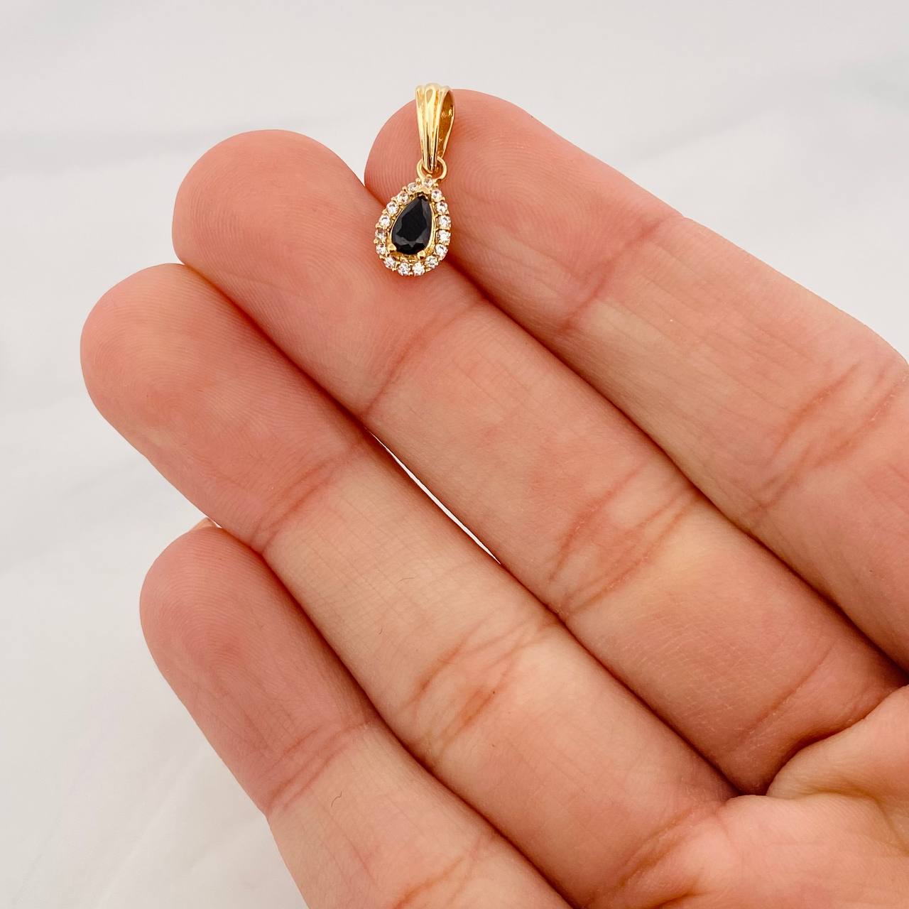 Dije Halo Lágrima 0.65g / 1.5cm Oro Amarillo 18K