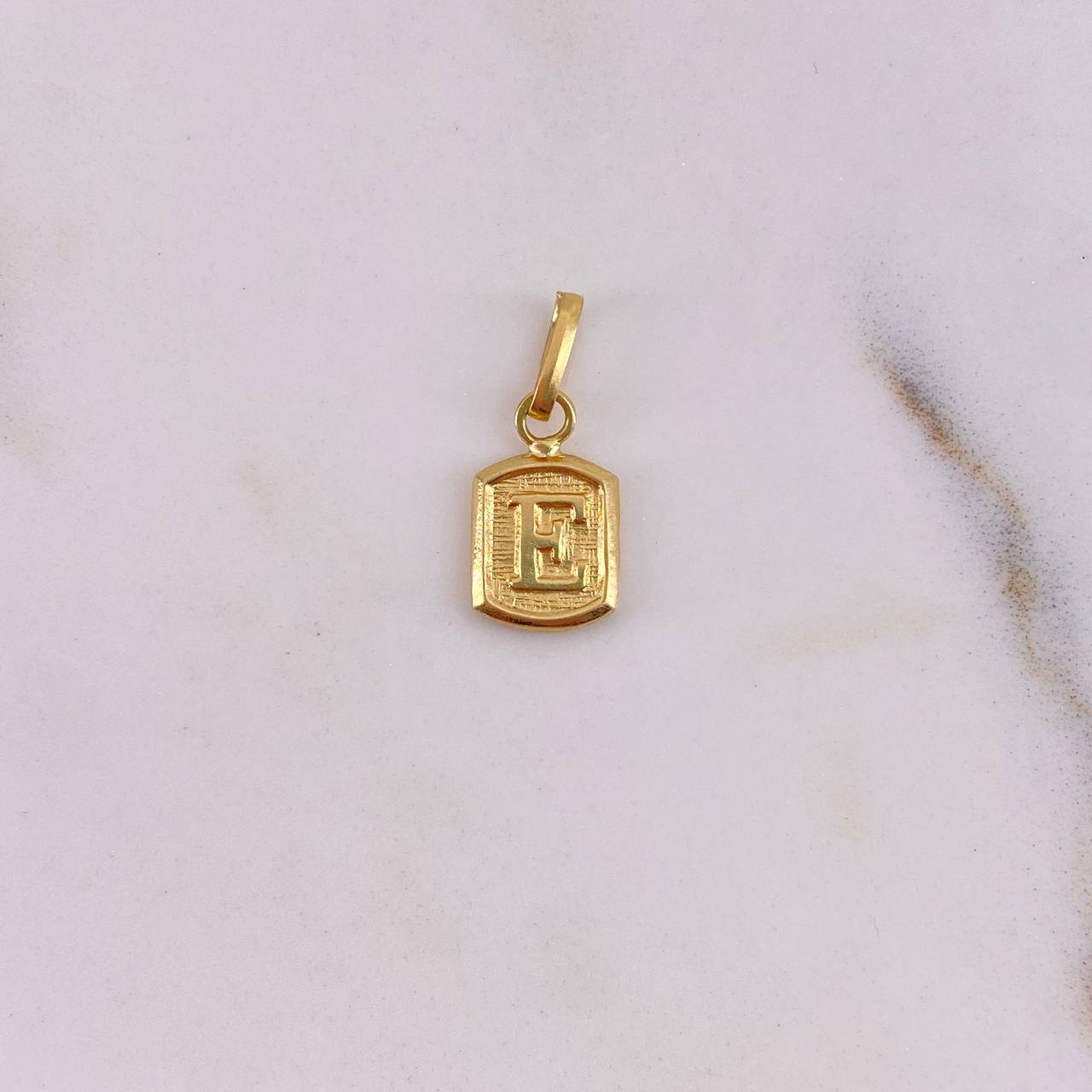 Dije Marco Letra E 0.35gr / 1.5cm / Liso Oro Amarillo 18K #