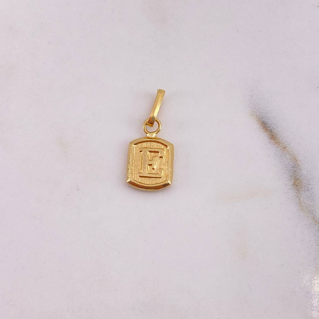 Dije Marco Letra E 0.35gr / 1.5cm / Liso Oro Amarillo 18K #