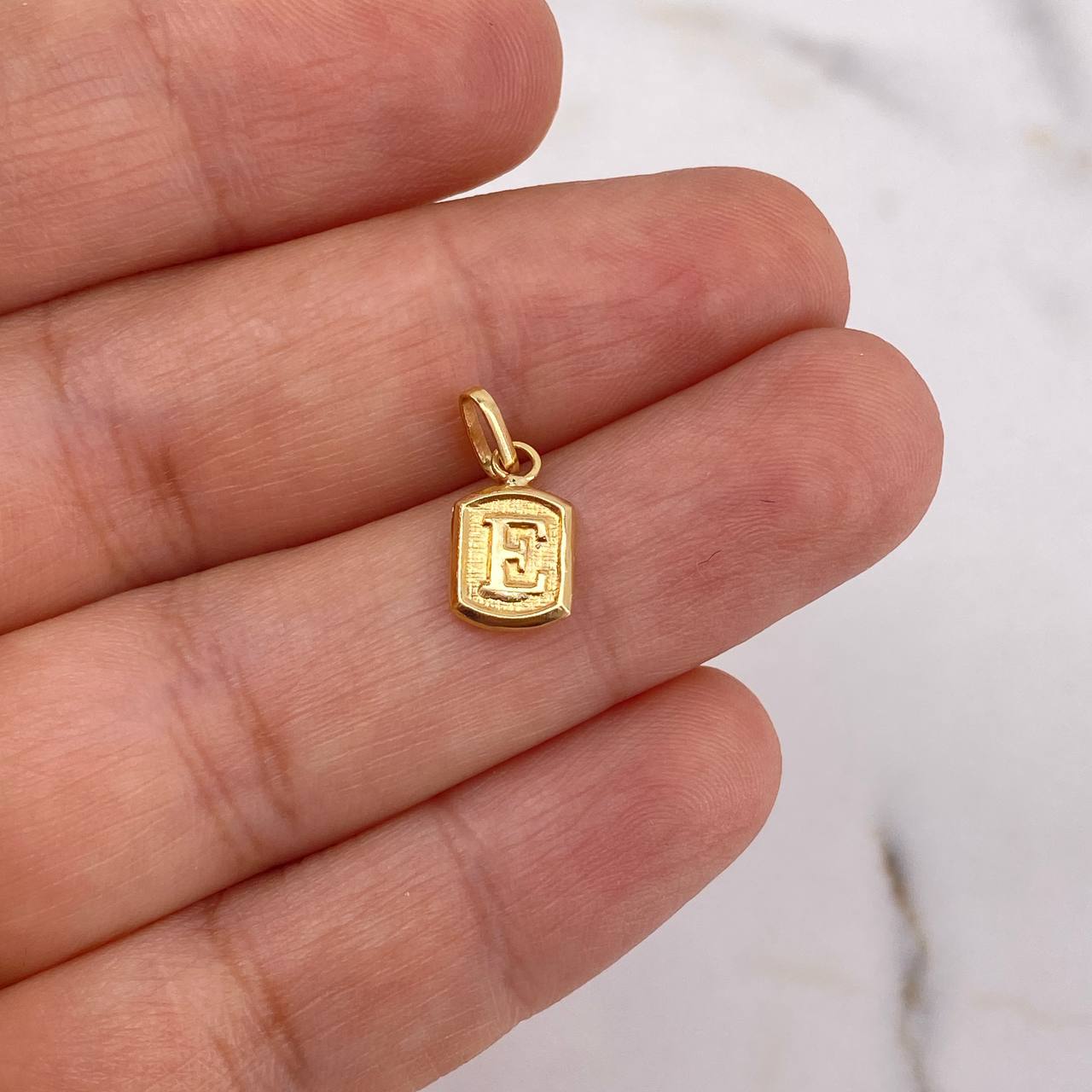 Dije Marco Letra E 0.35gr / 1.5cm / Liso Oro Amarillo 18K #